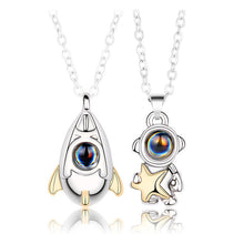 Laden Sie das Bild in den Galerie-Viewer. 2 PCS Spaceman Couple Necklace 100 Languages "I Love You "