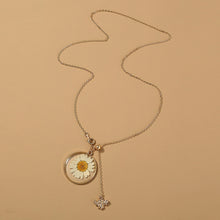 Chargez l'image dans la visionneuse de la galerie, Daisy and Little Bee Pendant Necklace
