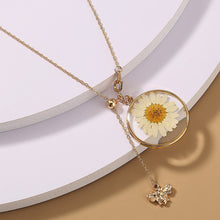 Chargez l'image dans la visionneuse de la galerie, Daisy and Little Bee Pendant Necklace
