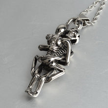 Laden Sie das Bild in den Galerie-Viewer. The Eternal Embrace Necklace-Show Your love