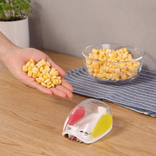 Cargar imagen en el visor de la galería, Corn Peeler with Hand Protector