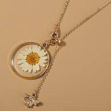 Chargez l'image dans la visionneuse de la galerie, Daisy and Little Bee Pendant Necklace
