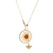 Chargez l'image dans la visionneuse de la galerie, Daisy and Little Bee Pendant Necklace