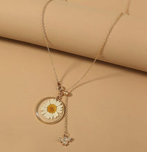 Chargez l'image dans la visionneuse de la galerie, Daisy and Little Bee Pendant Necklace
