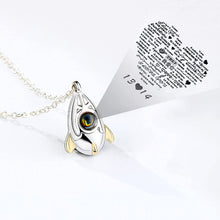 Laden Sie das Bild in den Galerie-Viewer. 2 PCS Spaceman Couple Necklace 100 Languages "I Love You "