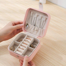 Laden Sie das Bild in den Galerie-Viewer. Small Travel Leather Jewelry Storage Box