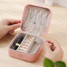 Laden Sie das Bild in den Galerie-Viewer. Small Travel Leather Jewelry Storage Box
