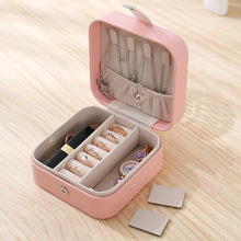Laden Sie das Bild in den Galerie-Viewer. Small Travel Leather Jewelry Storage Box