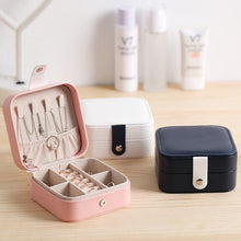 Laden Sie das Bild in den Galerie-Viewer. Small Travel Leather Jewelry Storage Box