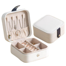 Laden Sie das Bild in den Galerie-Viewer. Small Travel Leather Jewelry Storage Box
